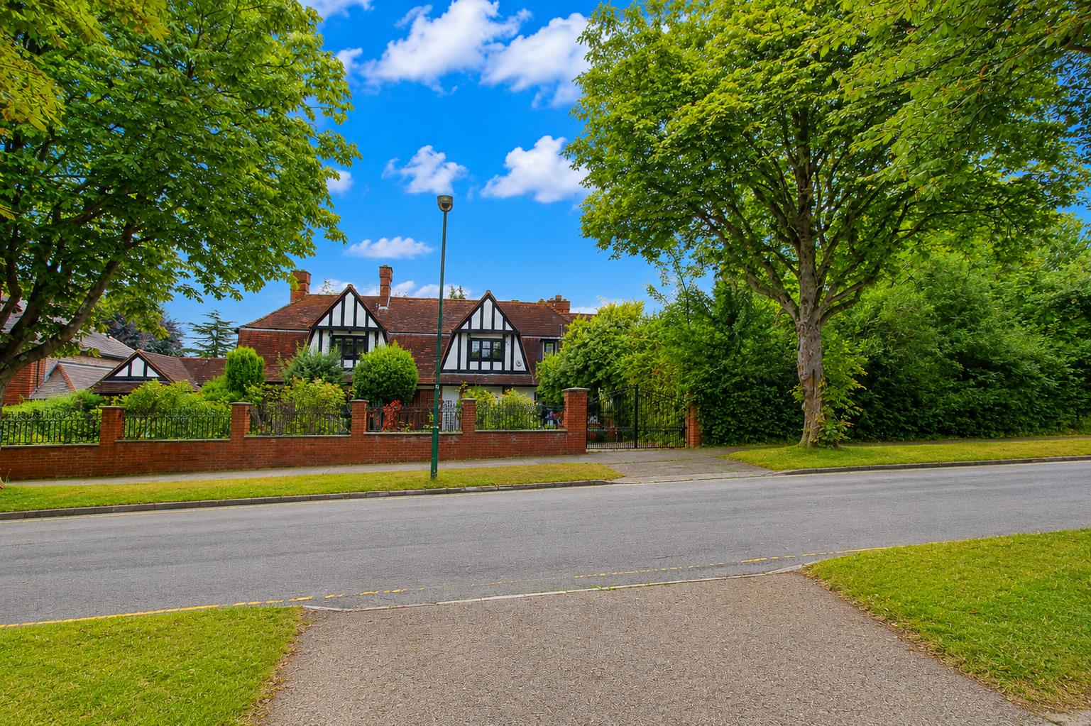 6 bed property in The Highway, Sutton